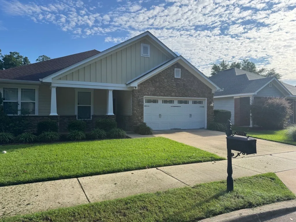 Manicured front lawn and freshly edged driveway at a craftsman home in Tallahassee